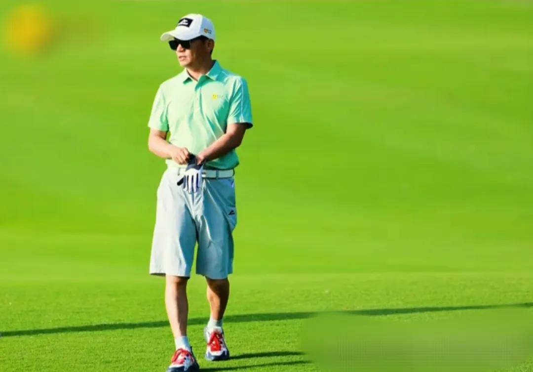 高尔夫明星选手受伤退赛,引发热议 高尔夫明星选手受伤退赛,引发热议