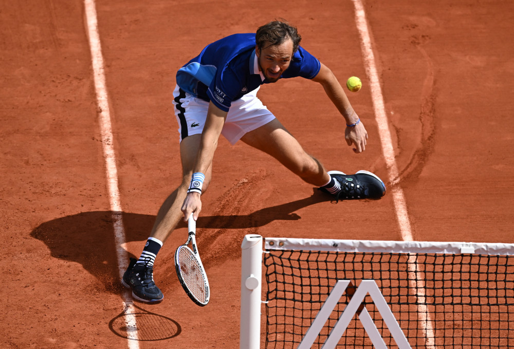 法网险胜戴维斯杯，梅德韦杰夫扛起全队